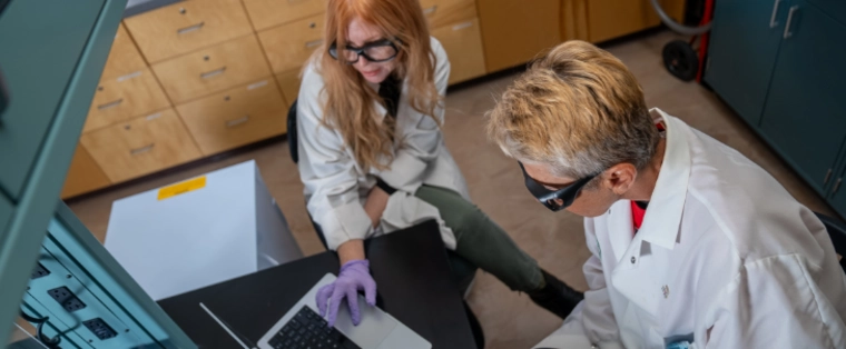 Student and professor working in U of A medical research lab